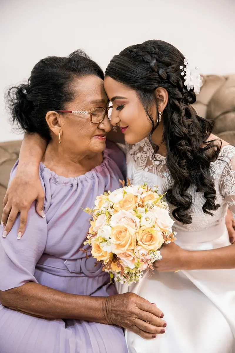 Une mariée et sa grand-mère, front contre front
