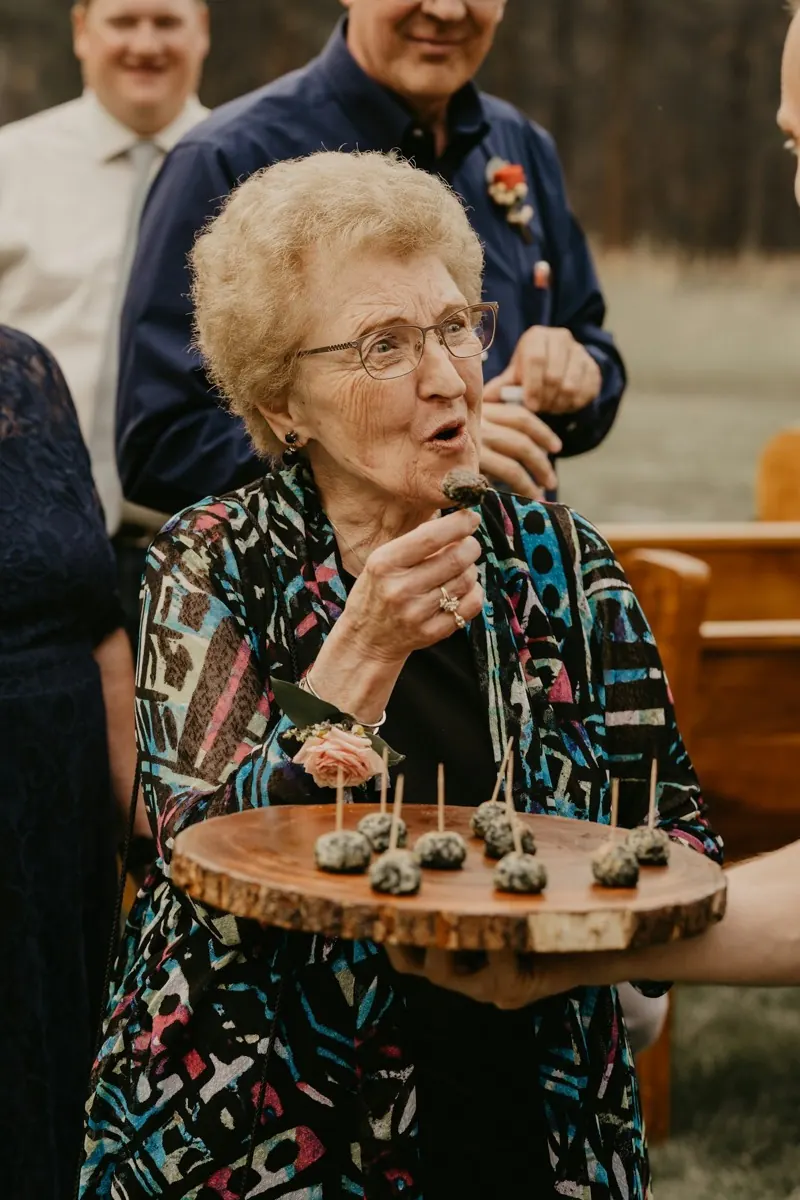 Une grand-mère éclate de rire pendant un mariage