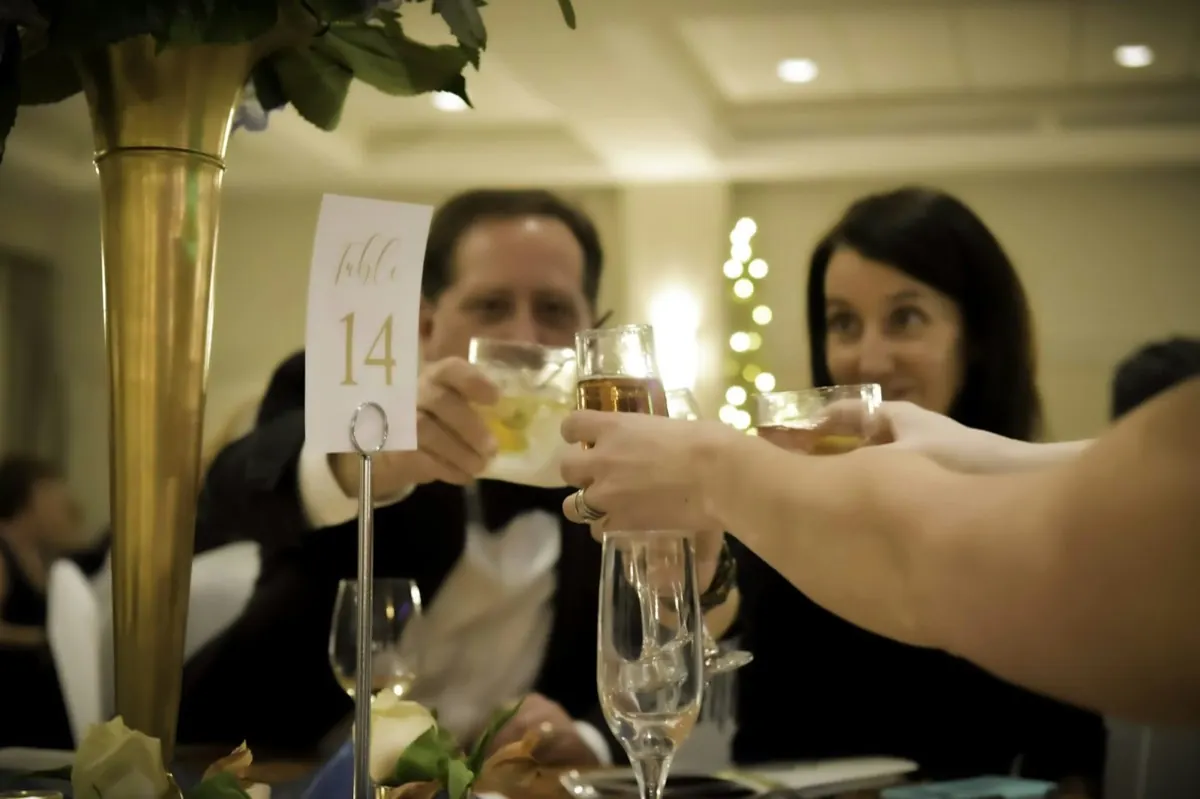 Invités à table pendant un mariage